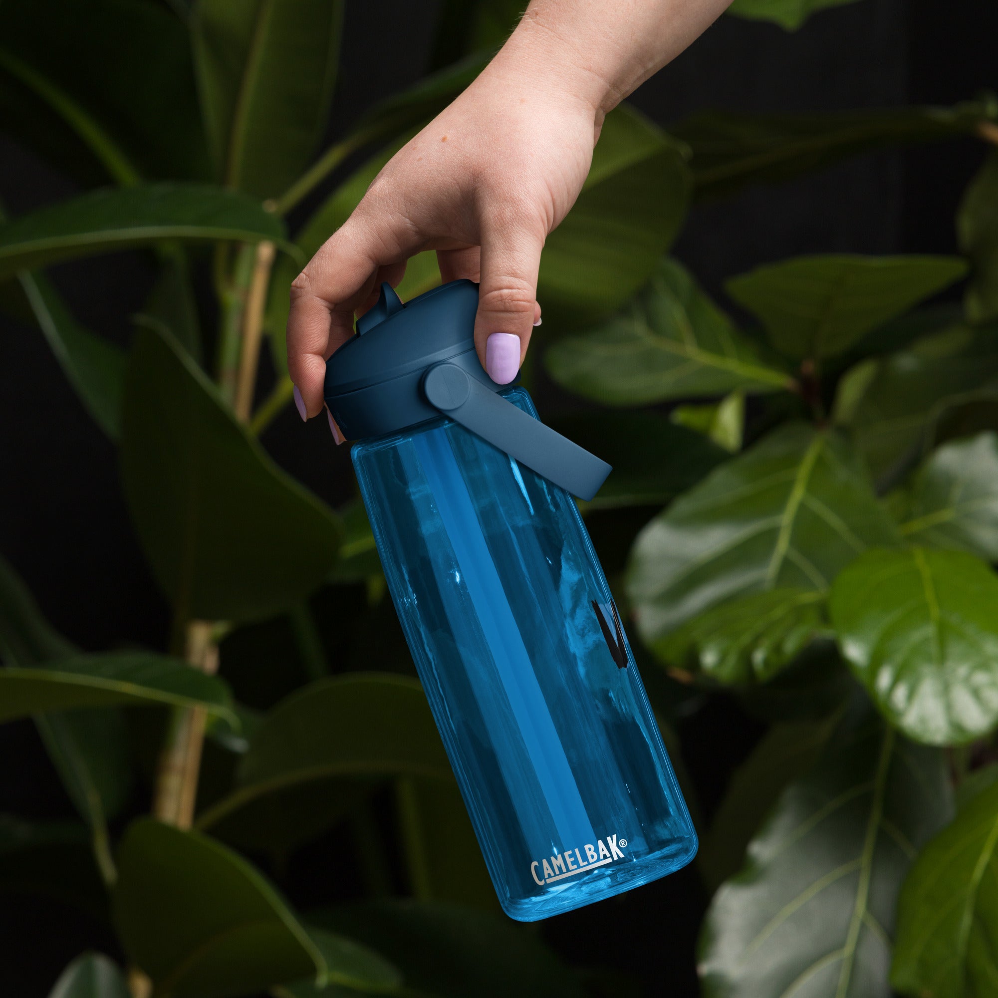 VM Flip Straw Water Bottle Stay hydrated in style with this flip straw water bottle, made from 50% recycled plastic. Resistant to stains, shattering, and odors, it keeps your drinks fresh, while the leak-proof cover and bite valve prevent spills. This ext